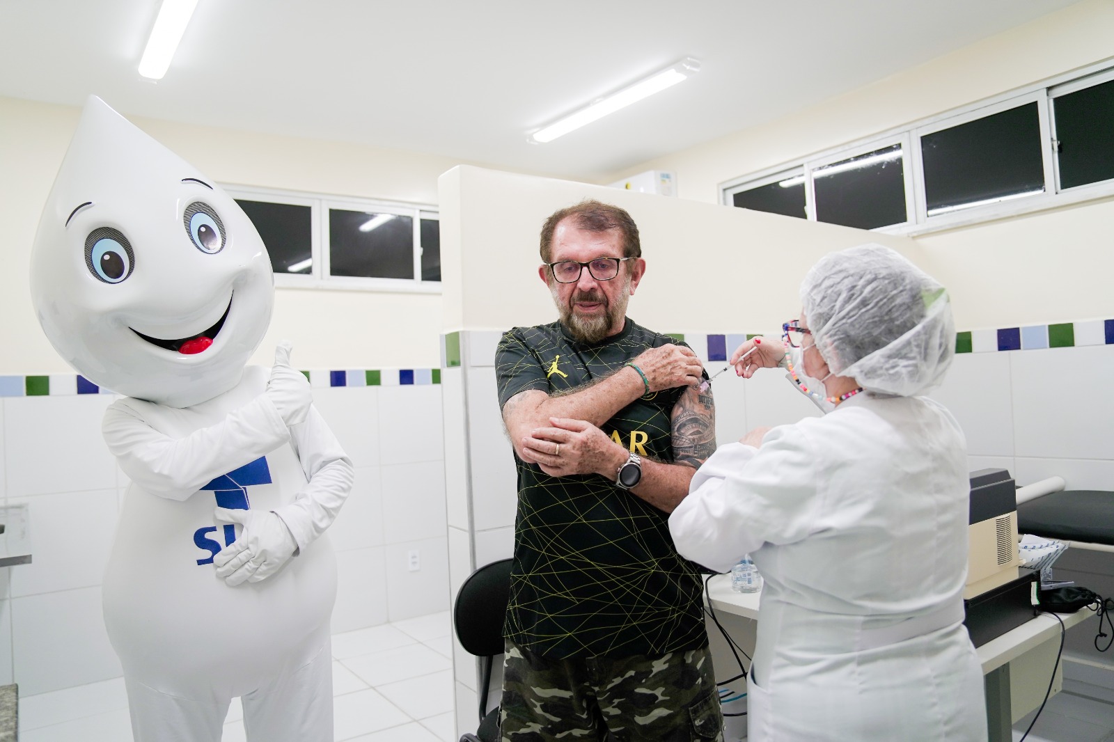 Enfermeira vacinando Agenor Abreu